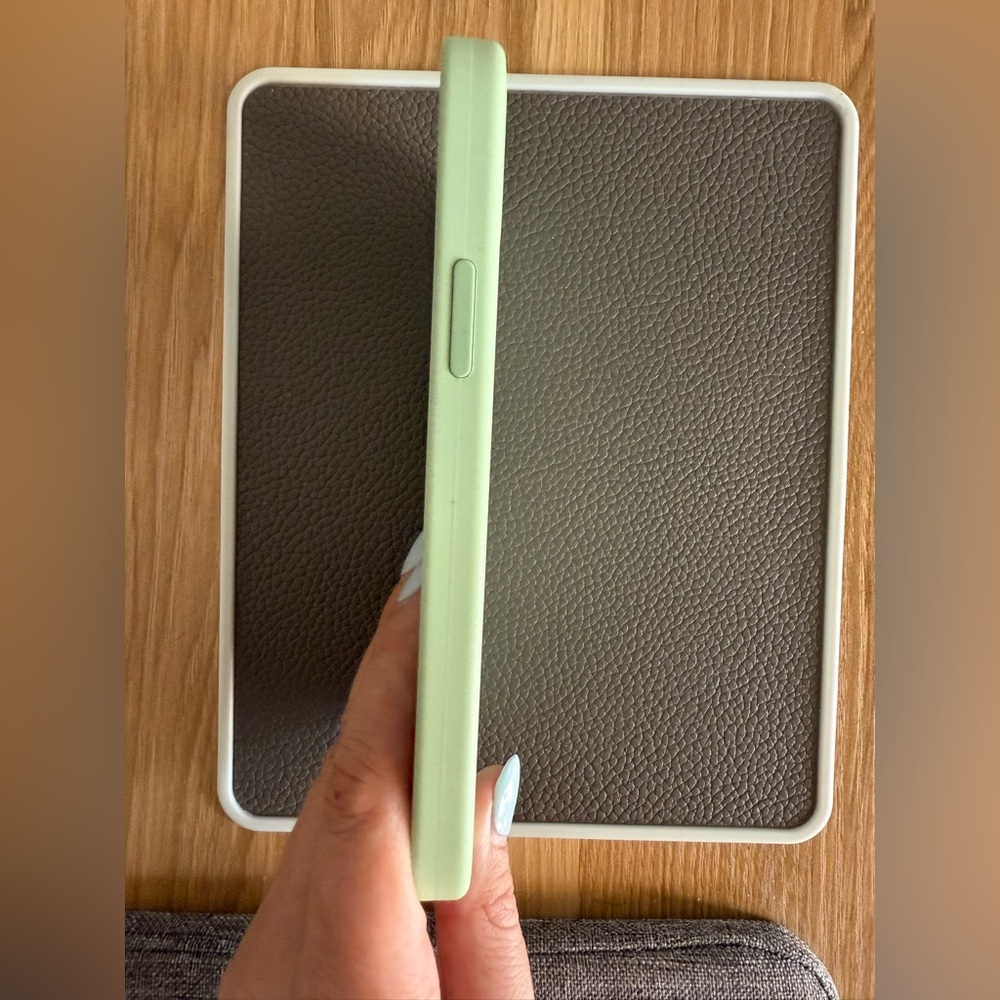 Apple Green iPhone 14 Pro Silicone MagSafe Case - Picture 3 of 4